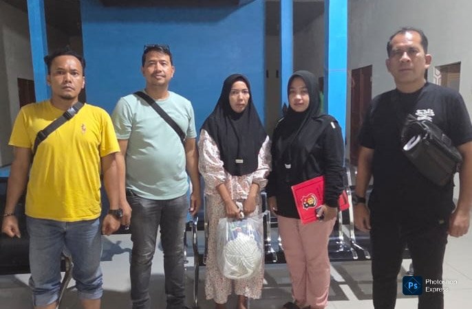 Terduga pelaku penculikan bayi inisial A (pegang plastik) diamankan petugas kepolisian. (Ist)
