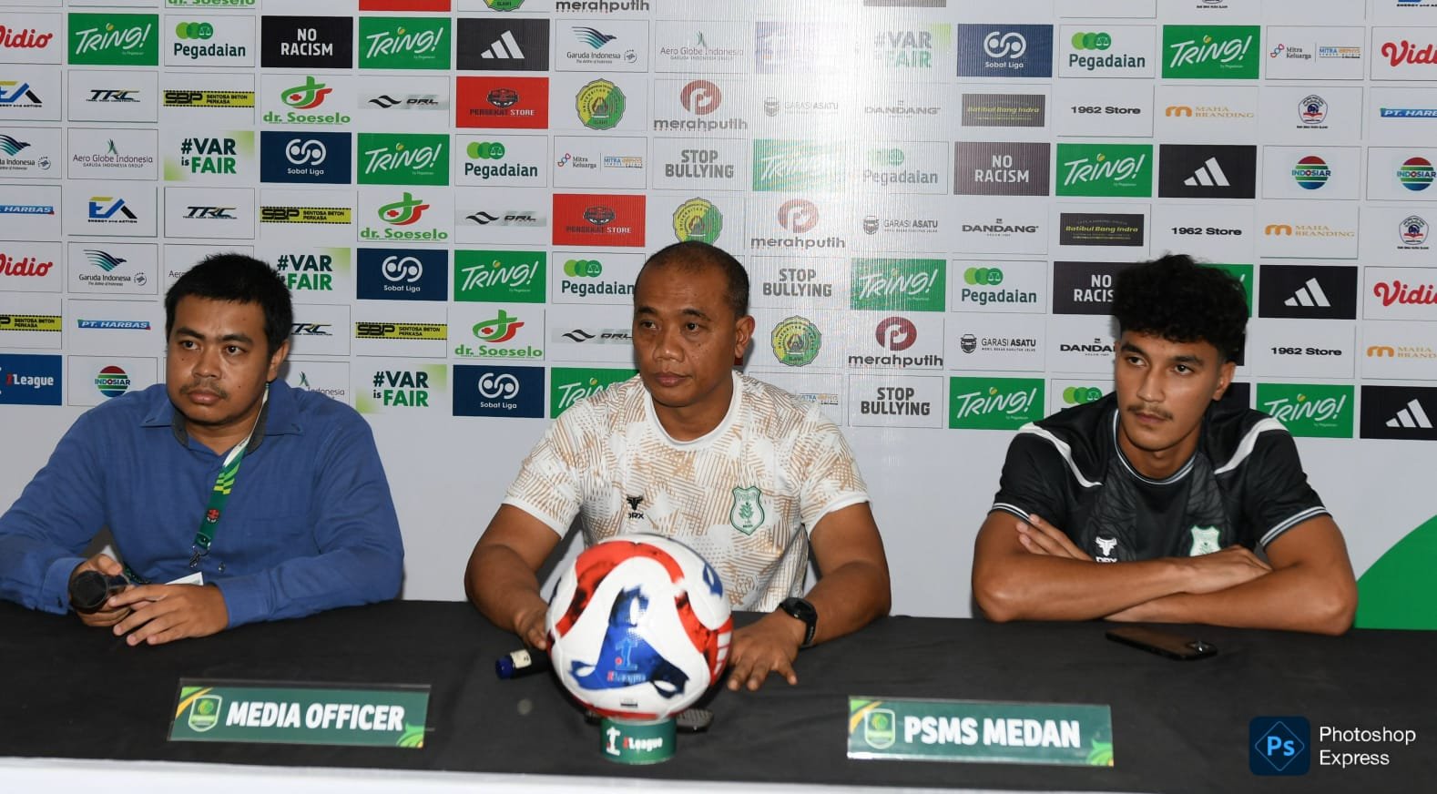 Pelatih PSMS Medan Eko Purdjianto didampingi dua punggawanya temu pers jelang menghadapi Persekat Tegal. (PSMS Medan Dok)