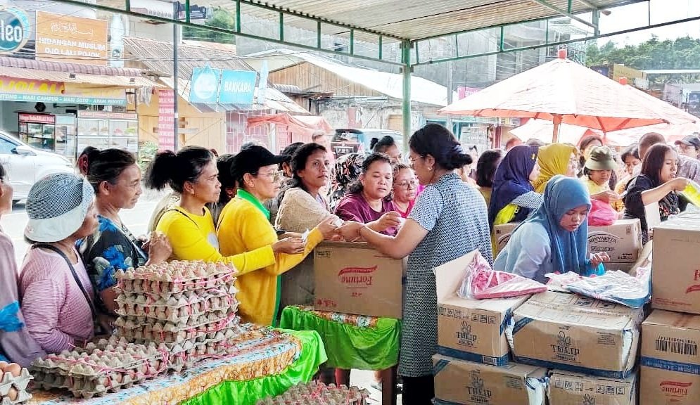 Suasana Program Gerakan Pangan Murah yang digelar Pemerintah Kabupaten Simalungun melalui Dinas Ketahanan Pangan dan Perikanan (Dishanpangkan) diserbu warga di Kota Wisata Parapat, Kecamatan Girsang Sipangan Bolon, Jumat (20/2/2026). Foto: Dokumen Dinas Kominfo Simalungun
