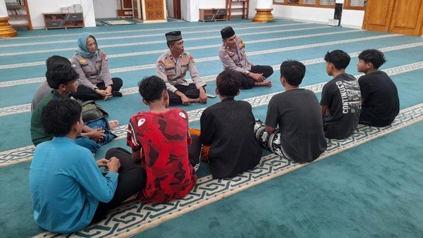 Personel Polres Depok membina remaja terlibat tawuran. Mereka masuk ke dalam program pesantren kilat. (Foto/Detik.com)