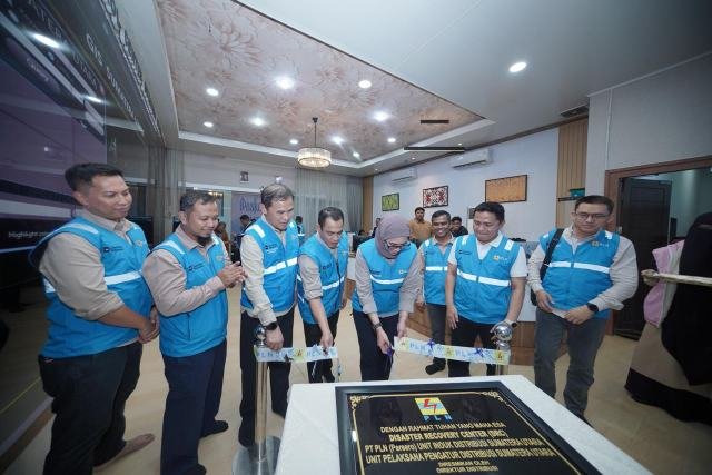 Direktur Distribusi PLN, Arsyadany G. Akmalaputri saat melakukan pengguntingan Pita tanda peresmian Disaster Recovery Center dimana DRC merupakan fasilitas baru yang dapat digunakan untuk mempercepat proses pemulihan infrastruktur pasca bencana.