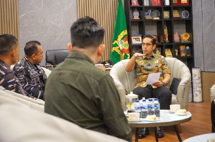 Rico Waas saat menerima audiensi Kadissyahal Kodaeral I, Kolonel Laut (P) Zul Fahmi selaku Ketua Panitia APCS 2026, di Rumah Dinas Wali Kota Medan, Kamis (2/4/2026).