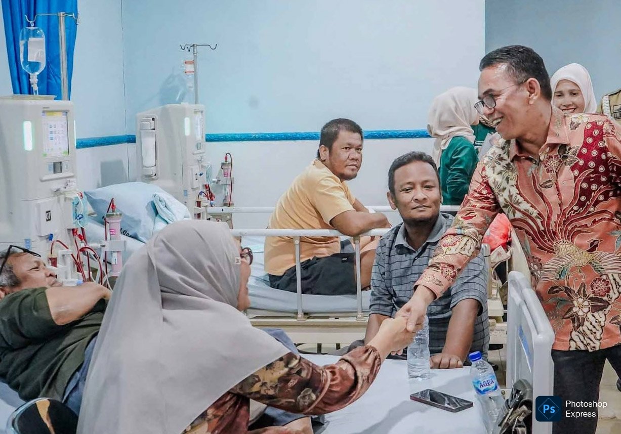 Wakil Wali Kota Medan Zakiyuddin Harahap jenguk pasien di RSUD Pirngadi dalam rangkaian Hari Ginjal Sedunia. (Kominfo Medan Dok)