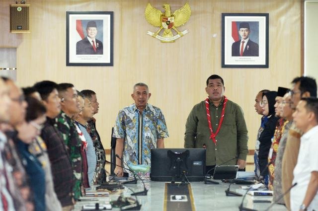 Pj Sekretaris Daerah Provinsi Sumatera Utara (Sumut) Sulaiman Harahap memimpin Rapat Koordinasi Persiapan Pelaksanaan Jambore Daerah (Jamda) Gerakan Pramuka Sumut XI Tahun 2026 di Ruang Rapat I Kantor Gubernur Sumut Jalan Diponegoro Kota Medan, Jumat (3/7/2026). Foto/Diskominfo Sumut