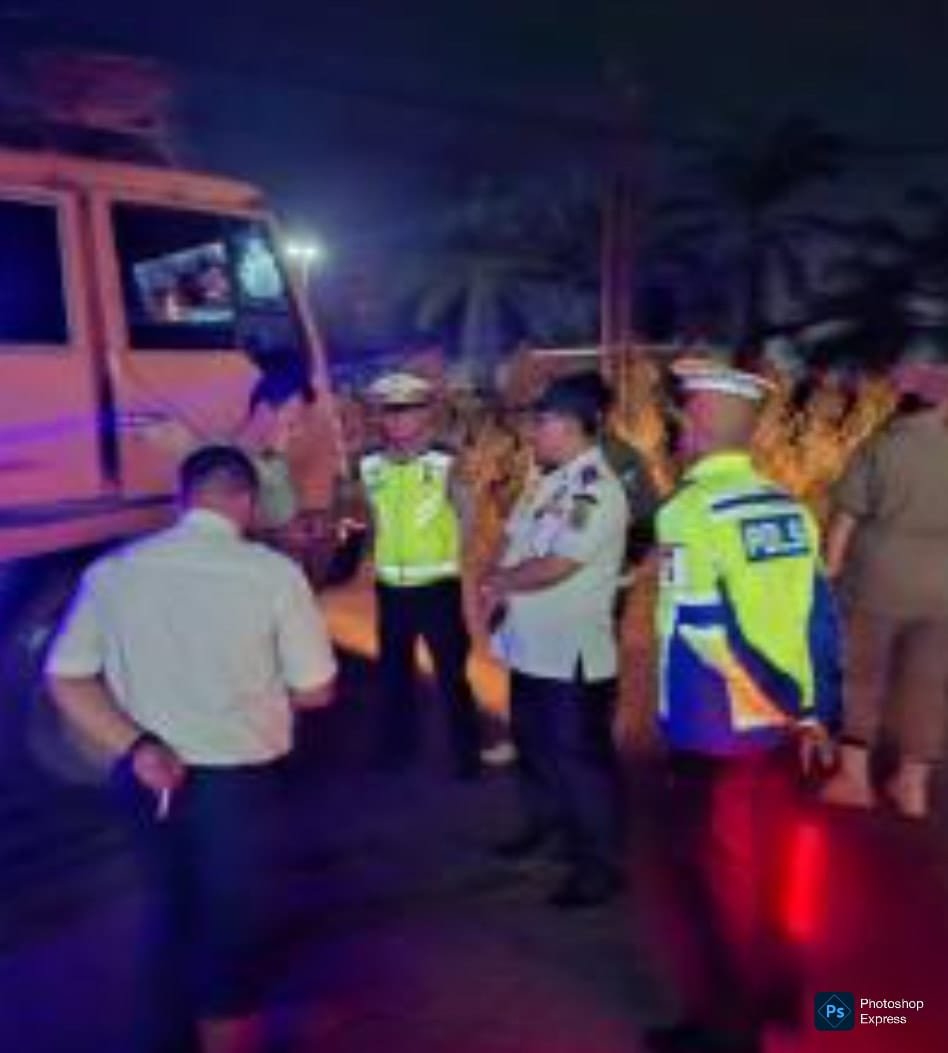 Personel gabungan razia truk bertonase di Pakam-Galang. (Kominfo Sumut Dok)