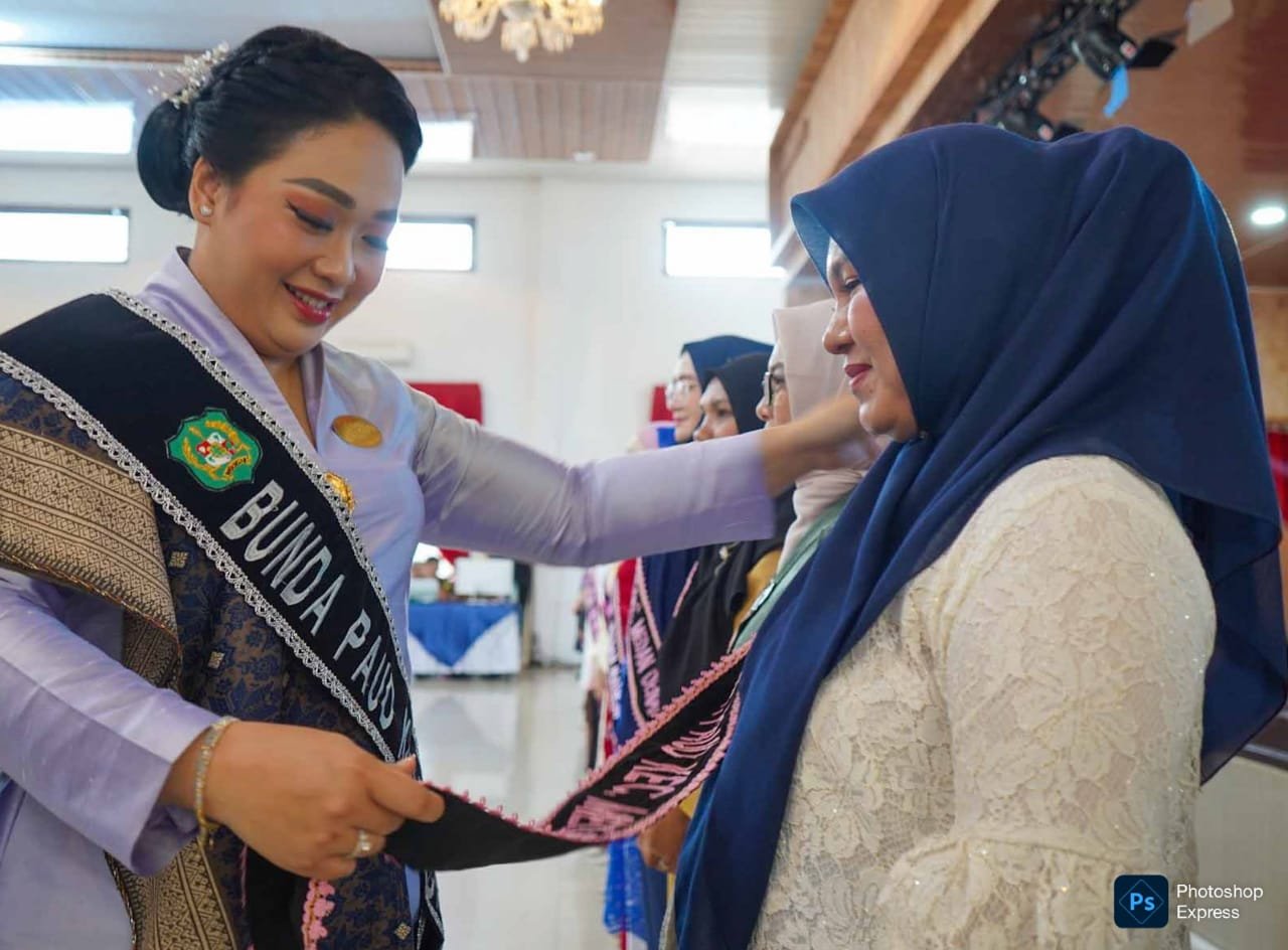 Ny Airin Rico Waas sematkan selempang pada duta PAUD. (Kominfo Medan Dok)