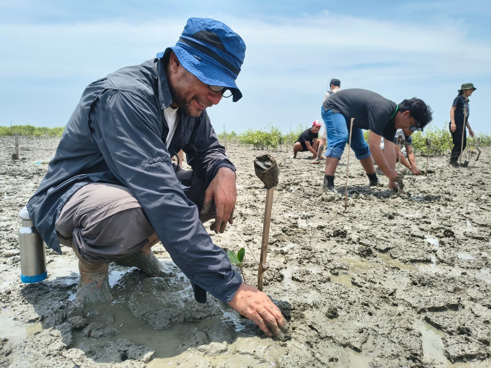 Aksi tanam mangrove dan transplantasi terumbu karang. Foto; IST