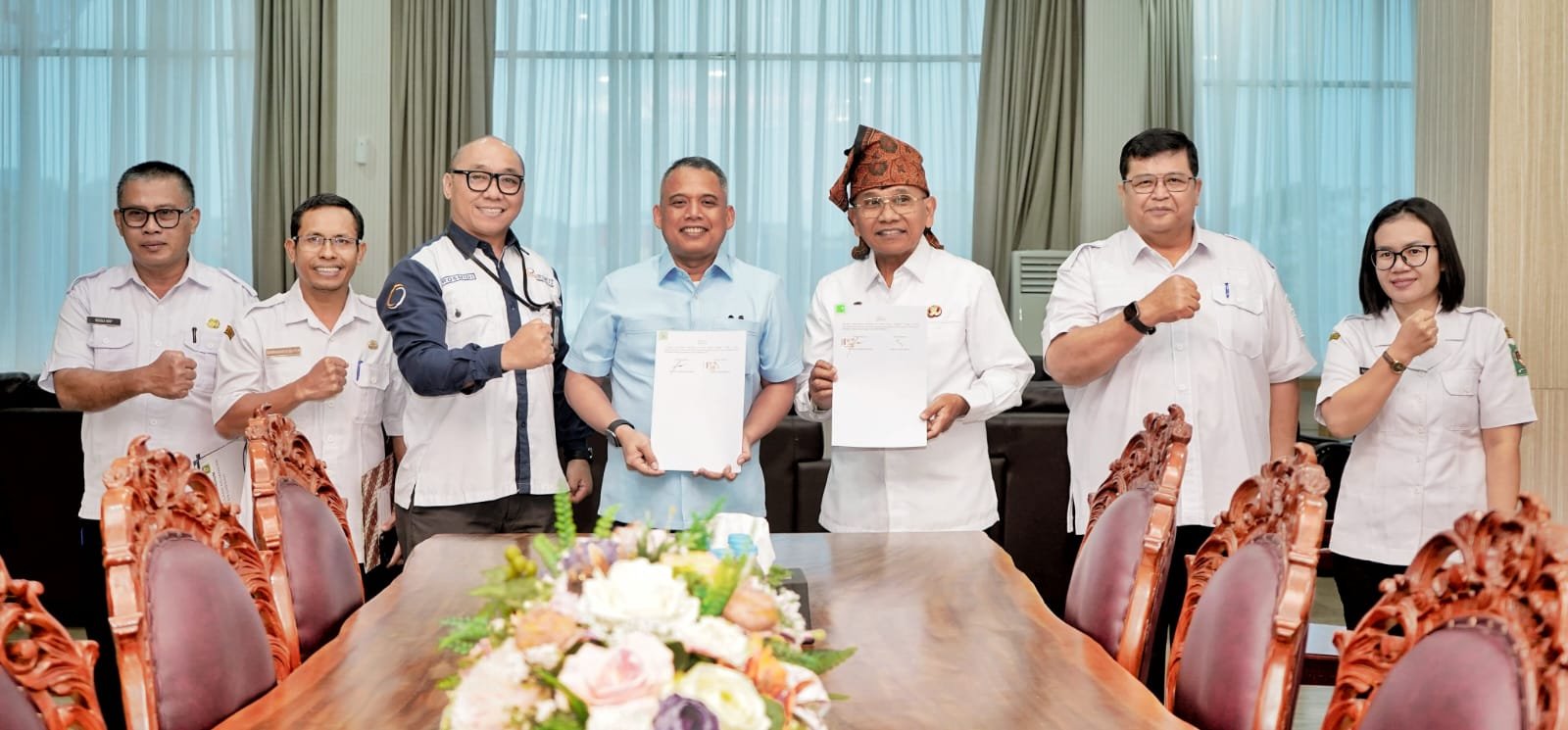 Bupati Simalungun Anton Achmad Saragih bersama jajaran manajemen Bank Sumut. Foto : Dinas Kominfo Simalungun