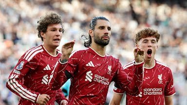 Dominik Szoboszlai melakukan selebrasi usai.mencetak gol penyama.kedudukan dari titik pinalti. Skor akhir 2-2. Foto: Reuters