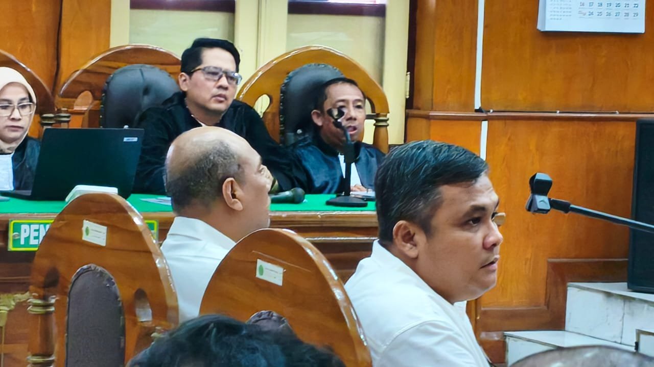 Terdakwa Topan Obaja Putra Ginting dan Rasuli Efendi Siregar saat mendengar putusan yang dibacakan majelis hakim PN Medan. (Ist)