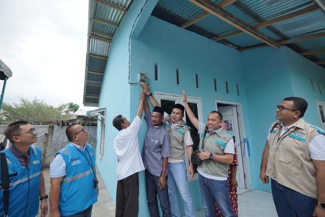 Moment penyalaan listrik dirumah pak Suranto sebagai tanda awal harapan baru untuk keluarga Suranto.
