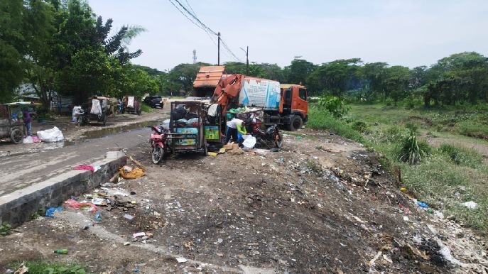 Tumpukan sampah liar yang menggunung di Jalan Inspeksi Kanal, Lingkungan 15, Kelurahan Titi Kuning.