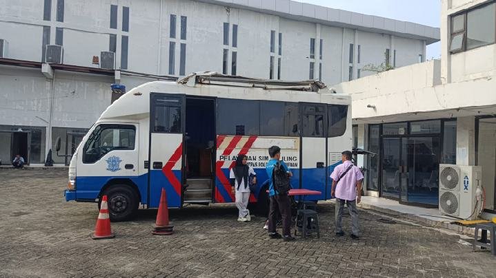 Mobil layanan SIM Keliling di arena Pekan Raya Sumatera Utara (PRSU) ke 50, di Jalan Gatot Subroto, Medan.