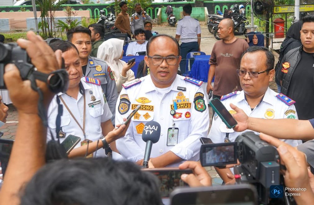 Plt Kadis Perhubungan Medan Suriono berikan keterangan persnya pada wartawan. (Kominfo Medan Dok)