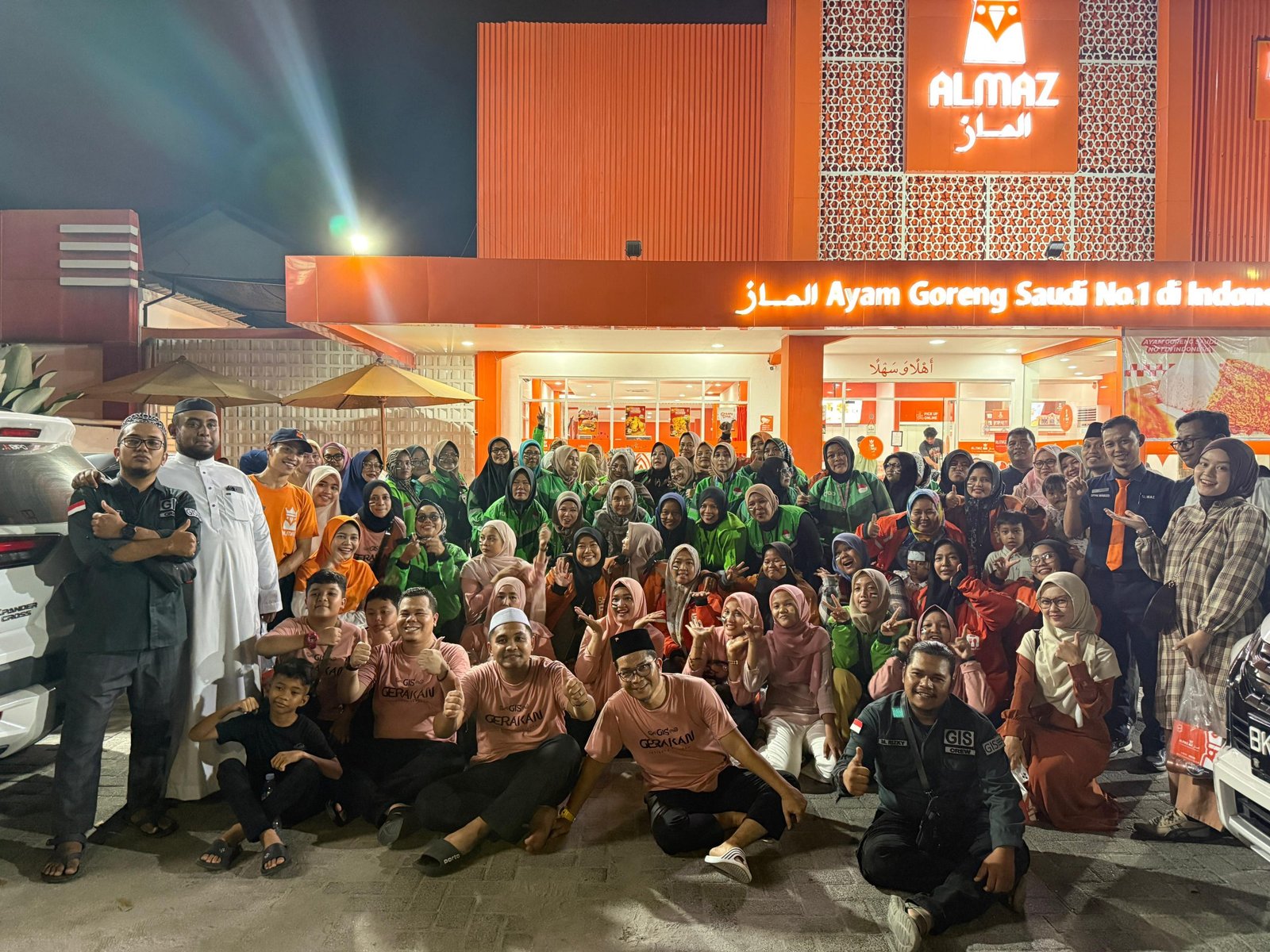 Relawan GIS berfoto bersama dengan para ojol wanita usai berbuka puasa bersama. Foto; IST