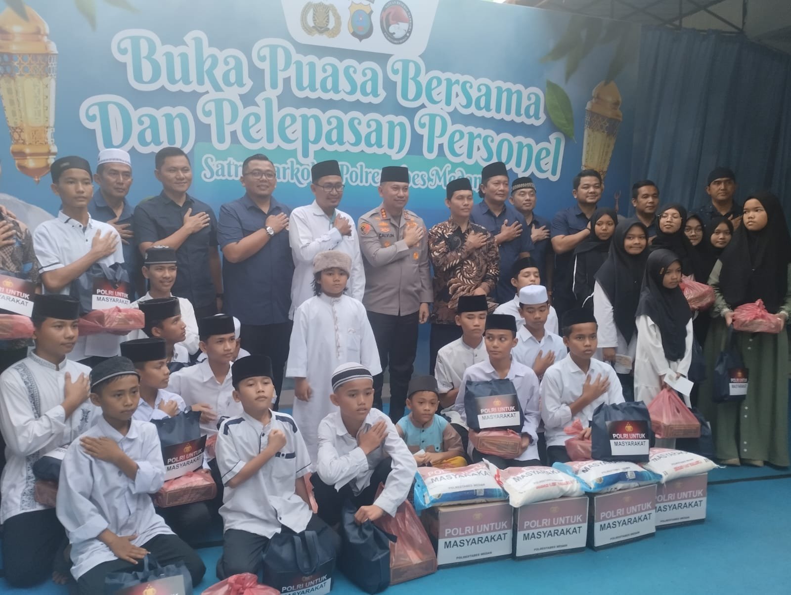 Kombes Pol Dr Jean Calvijn Simanjuntak dan mengundang anak yatim piatu dalam kegiatan buka puasa bersama. (Restabes Medan Dok)