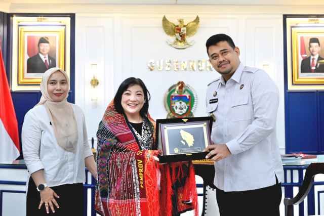 Gubernur Sumut M Bobby Afif Nasution didamingi sejumlah Organisasi Perangkat Daerah Pemprov Sumut menerima kunjungan kehormatan Wakil Kepala Misi Kedutaan Besar Kerajaan Thailand (Charge D'affires Royal Thai Embassy) Mrs. Hathaichanok Riddhagni Frumau beserta rombongan di ruang kerja Gubernur lantai 10 Kantor Gubernur Sumut, Jalan Diponegoro 30, Medan, Rabu (11/3/2026).
