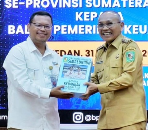 Bupati Simalungun Anton Achmad Saragih saat menyerahkan LKPD 2025