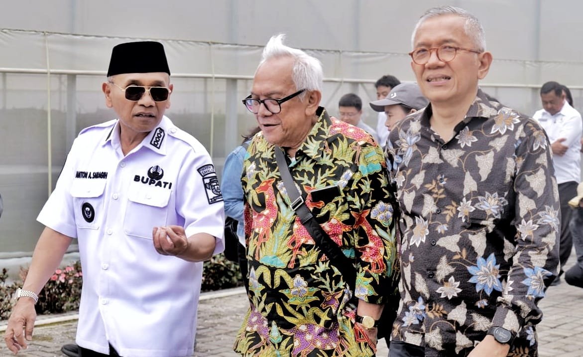 Bupati Simalungun Anton Achmad Saragih (kemeja putih) saat mengikuti rapat oertanian berbasis AI. Foto: dokumen Dinas Kominfo Simalungun