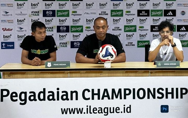 Pelatih Kepala PSMS Medan Eko Purdjianto didampingi Bhudiar berikan keterangan pers jelang menghadapi Persikad. (PSMS Medan Dok)