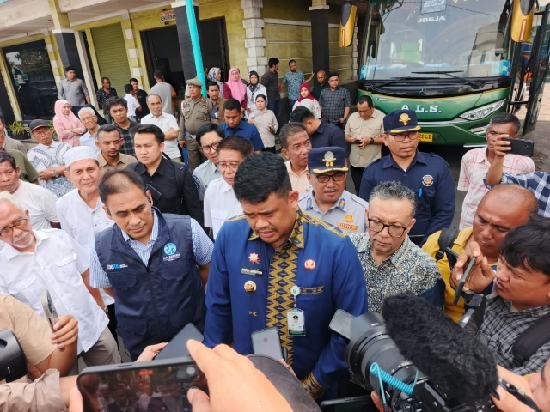 Gubernur Sumatera Utara Bobby Nasution saat hadir ke Pool atau Kantor Pusat Bus ALS Jalan Sisingamangaraja Medan, Kamis (7/5/2026).