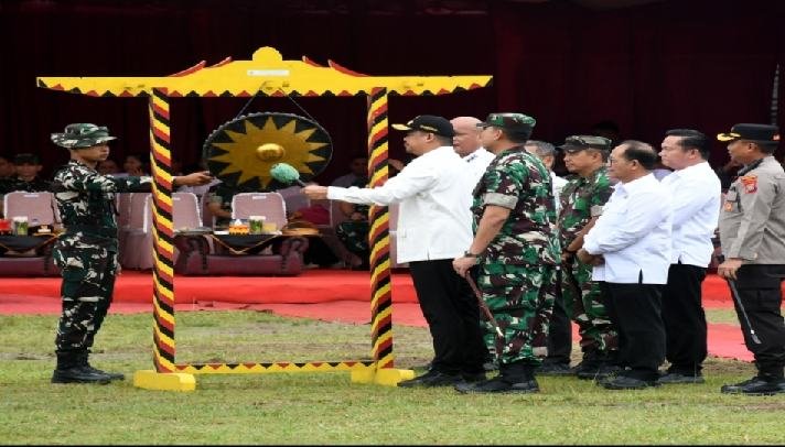 Gubernur Sumatera Utara (Sumut) Muhammad Bobby Afif Nasution memimpin upacara pembukaan Karya Bakti Skala Besar di Lapangan Pelita, Gunungsitoli, Rabu (6/5/2026). Foto/Diskominfo Sumut 