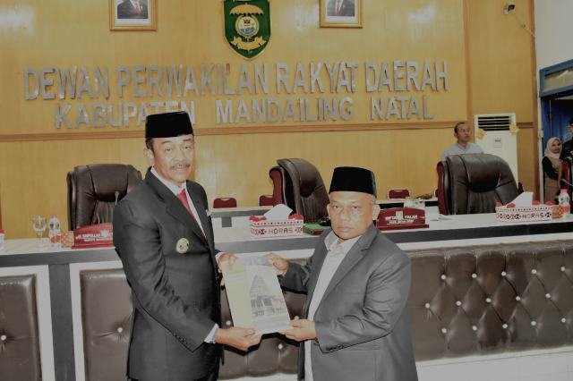 Bupati Madina menyampaikan Jawaban Atas Pandangan Umum Fraksi DPRD untuk LKPJ 2025.