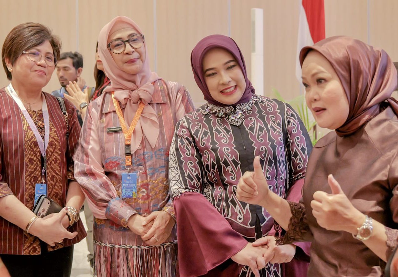 Ketua TP PKK Simalungun, Darmawati (pakai kacamata) bersama Ketua TP PKK se Sumatera Utara. Foto: dokumen Dinas Kominfo Simalungun