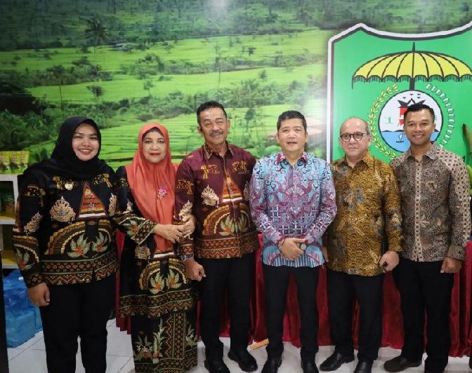 Bupati Madina H. Saipullah Nasution berkunjung ke Paviliun Madina di PRSU ke-50.