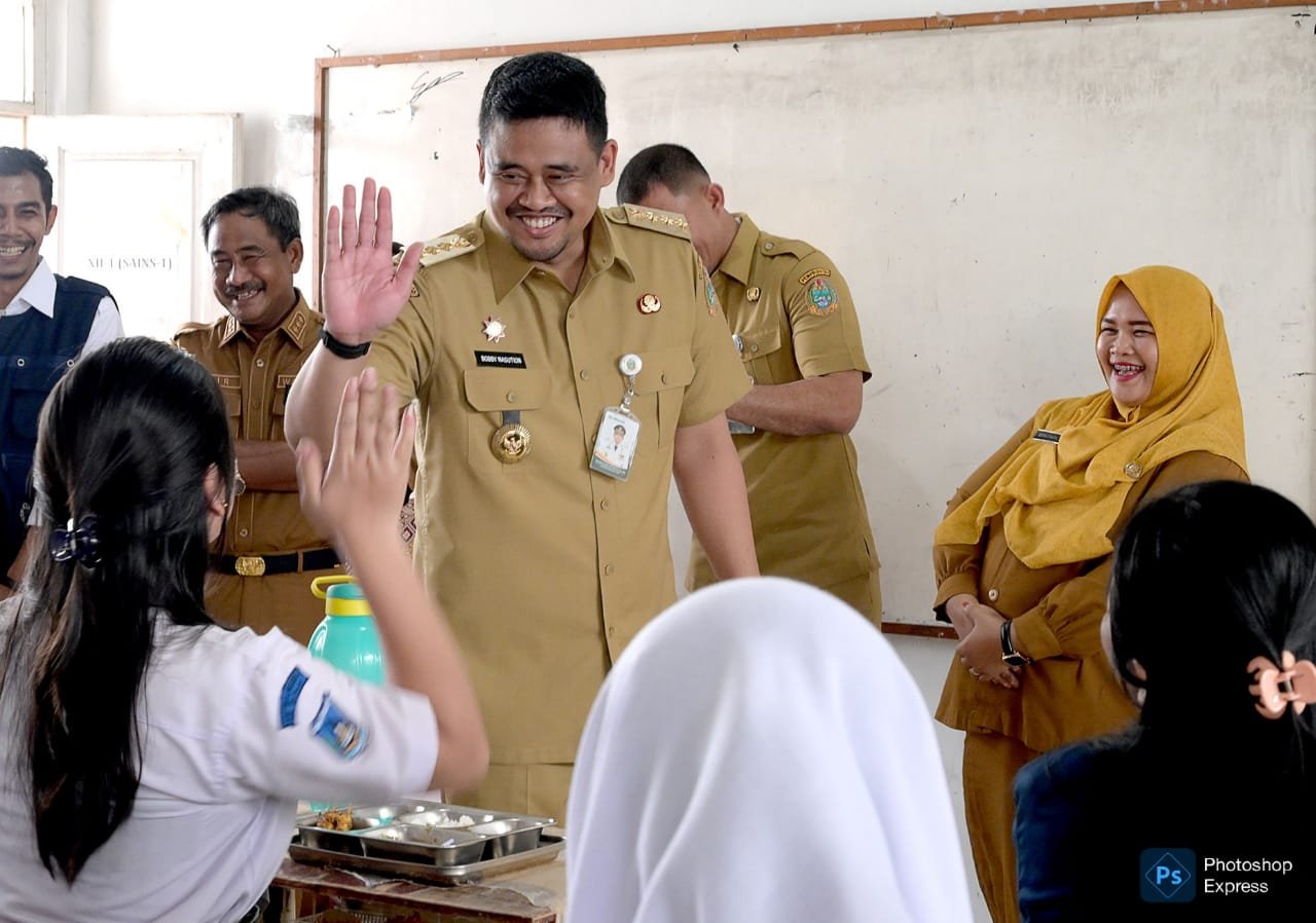 Bobby Nasution menyapa siswa di SMU Negeri 1 Binjai. (Kominfo Sumut Dok)