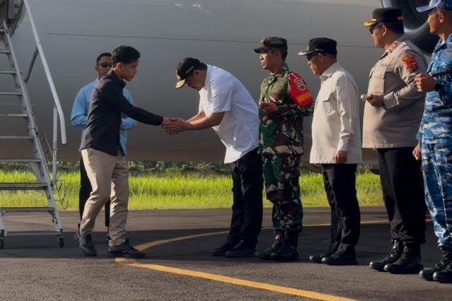 Gubernur Sumatera Utara Muhammad Bobby Afif Nasution didampingi Bupati Tapanuli Tengah Masinton Pasaribu beserta Forkopimda Tapanuli Tengah menyambut kedatangan Wakil Presiden Republik Indonesia Gibran Rakabuming Raka di Bandara FL Tobing, Jum'at (4/9/2026). Foto/Diskominfo Sumut 