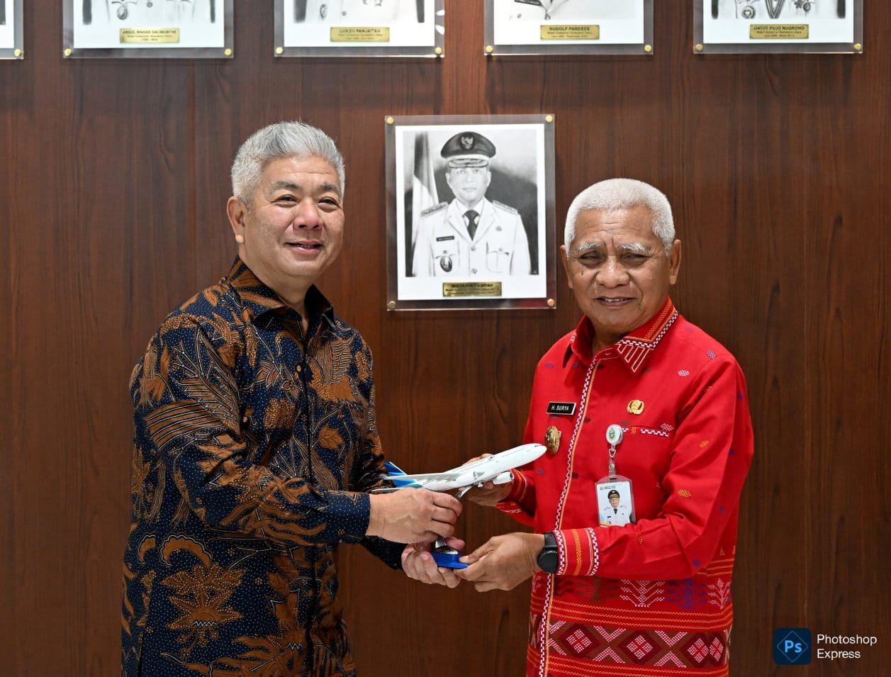 Surya menerima kunjungan Wakil Direktur Utama Garuda Indonesia Thomas Oentoro. (Kominfo Sumut Dok)