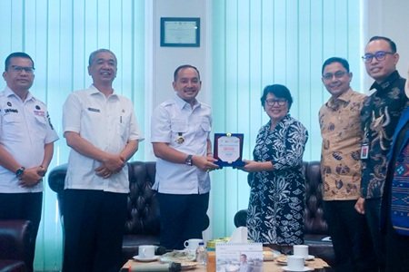 Kepala Direktorat Jasa Keuangan OJK Sumatera Utara, Yusri, dalam audiensi kunjungan kerja dengan Wali Kota Tebingtinggi, H. Iman Irdian Saragih, di Ruang Kerja Wali Kota, Gedung Balai Kota, Rabu (2/9/2026).