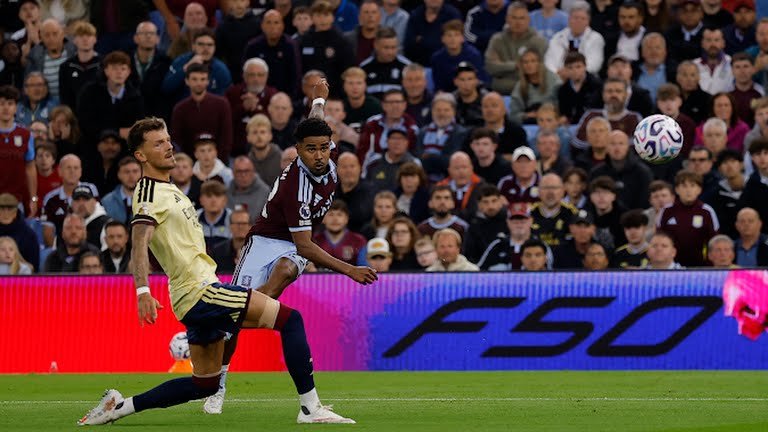 Pemain Aston Villa melepaskan tembakan ke arah gawang Arsenal dalam laga lanjutan Lifa Inggris musim 2026/2027 di Villa Park, Selasa (1/9/2026). Dalam laga itu Arsenal menang 1-0. Foto: Reuters